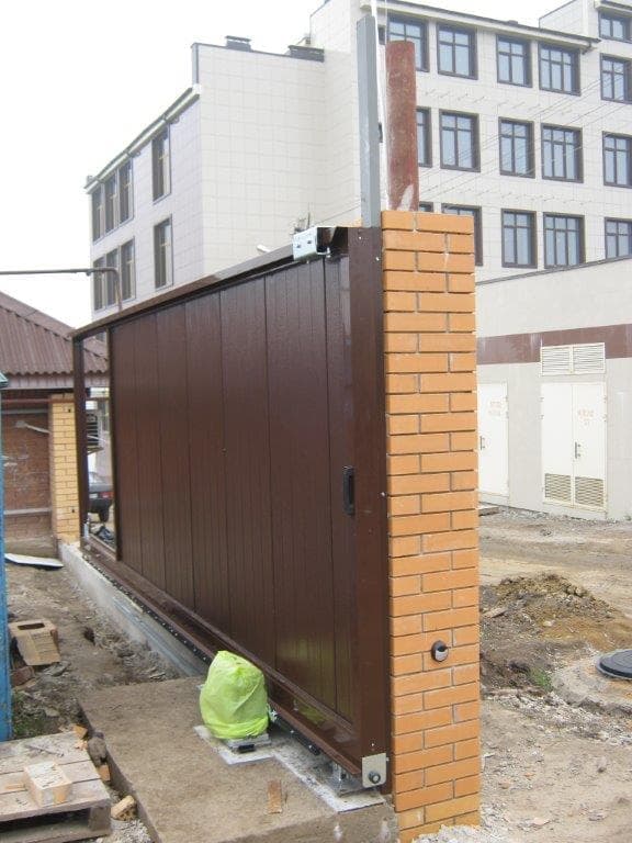 Производим установку откатных ворот в Таганроге, беремся за проекты любой сложности. Опыт работы наших сотрудников - более 12 лет. Цены Вас приятно удивят.