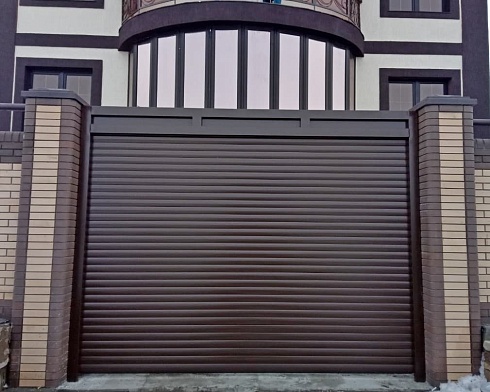 Роллетные ворота Алютех серии Prestige со сплошным алюминиевым профилем роликовой прокатки AG/77 с доставкой в Таганроге 